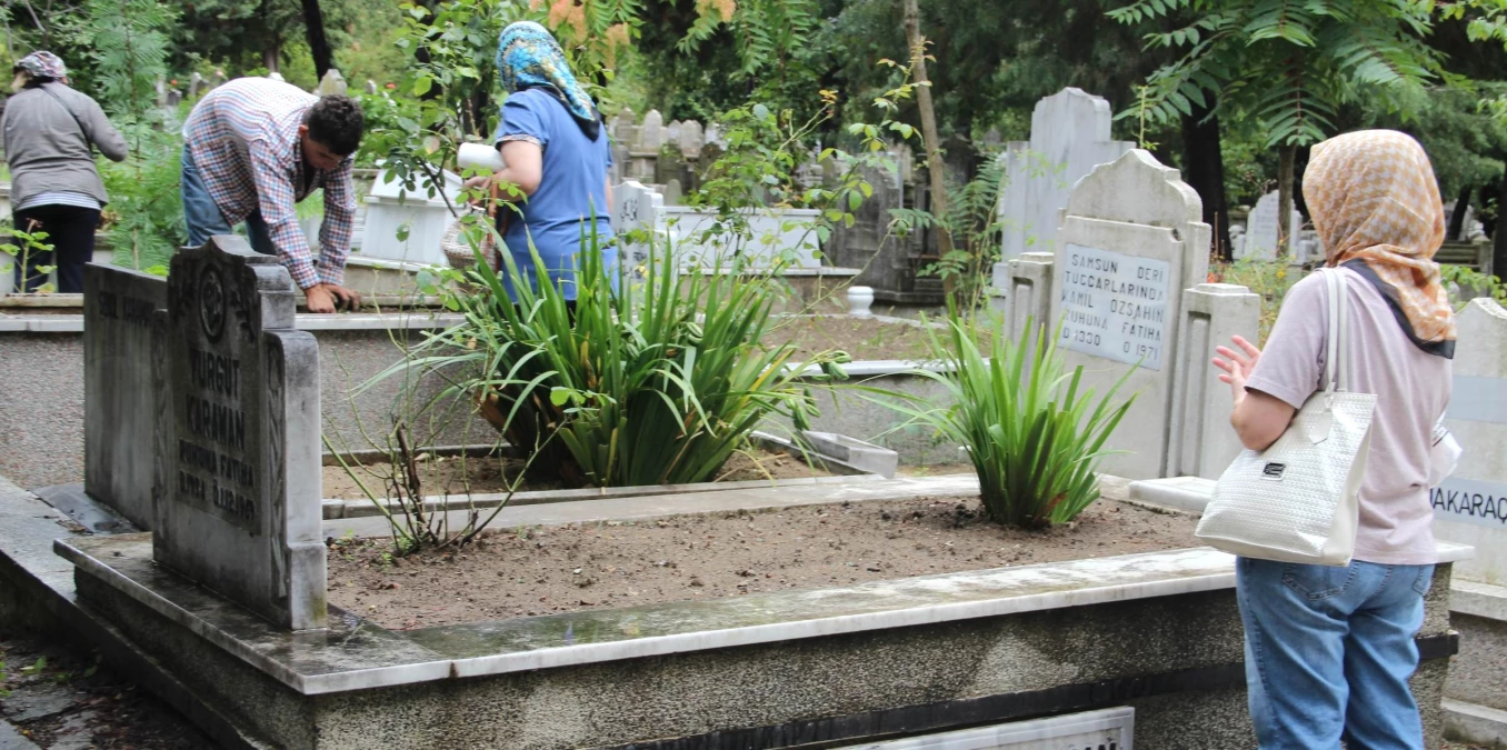 Yaşıtları Parkta Onlar Bayram Harçlığı İçin Mezarlıkta