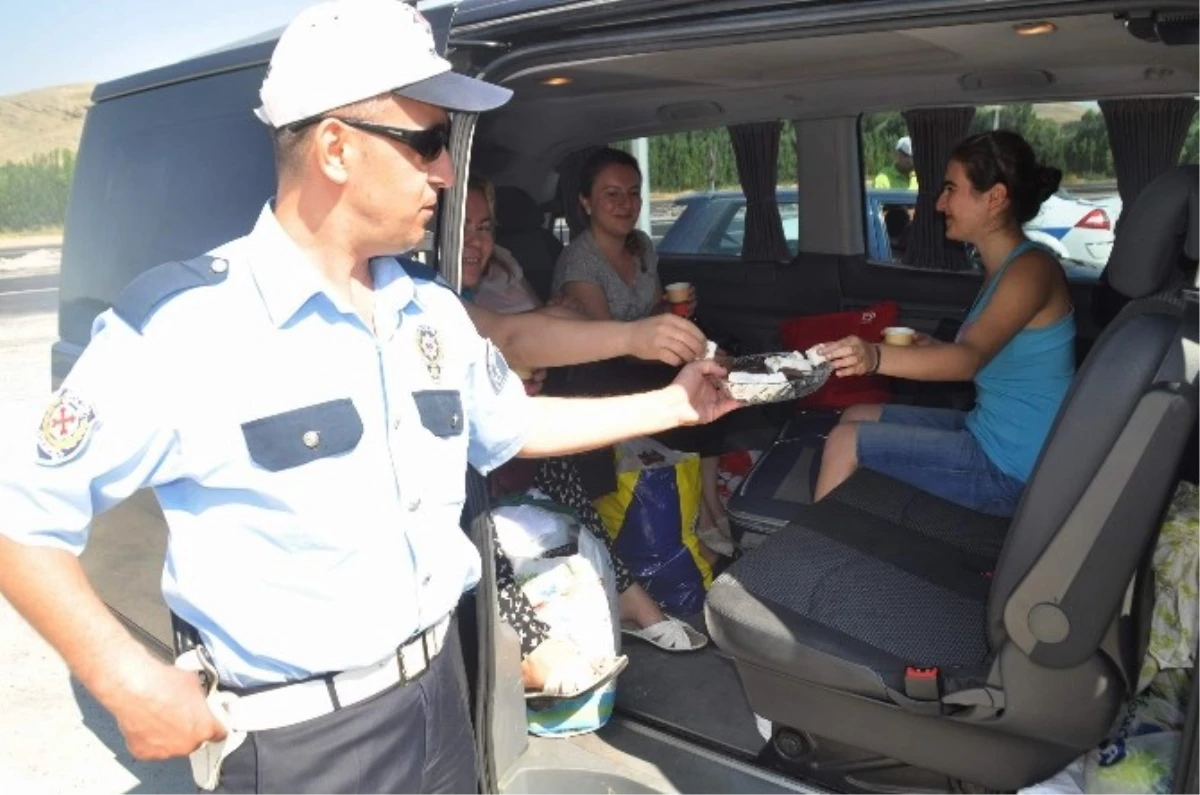 Yozgat\'ta Polisler Sürücüleri İkram İçin Durdurdu