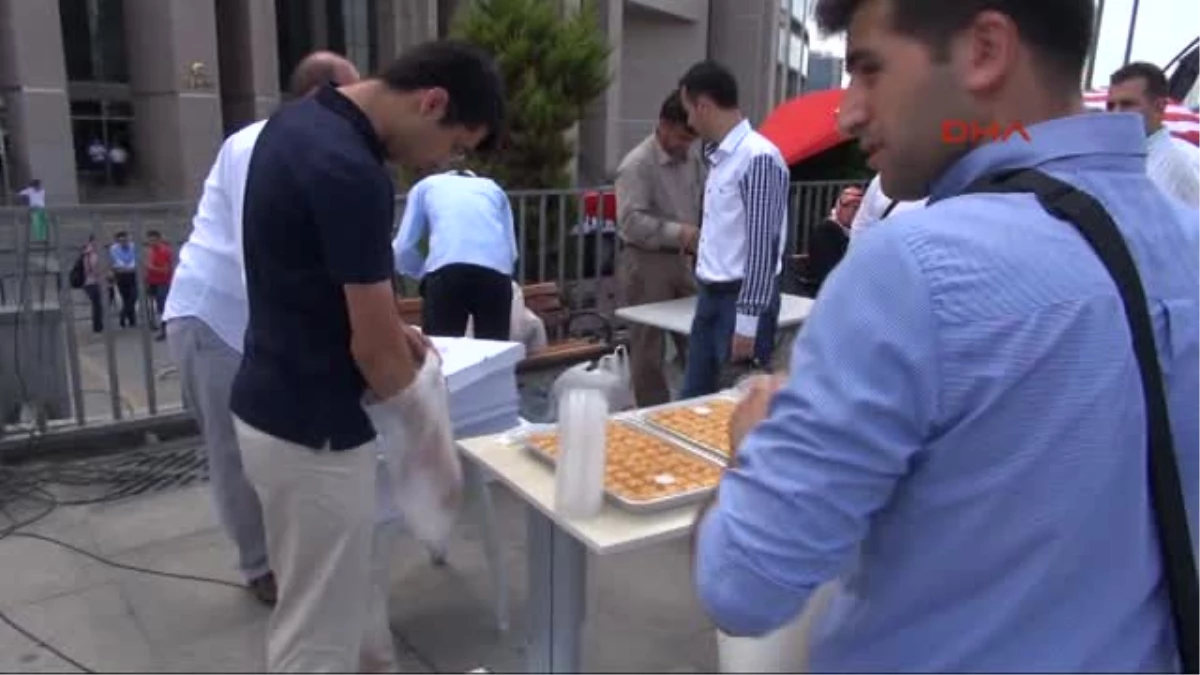 Adliye Önünde Bekleyenlere Baklava Getirildi