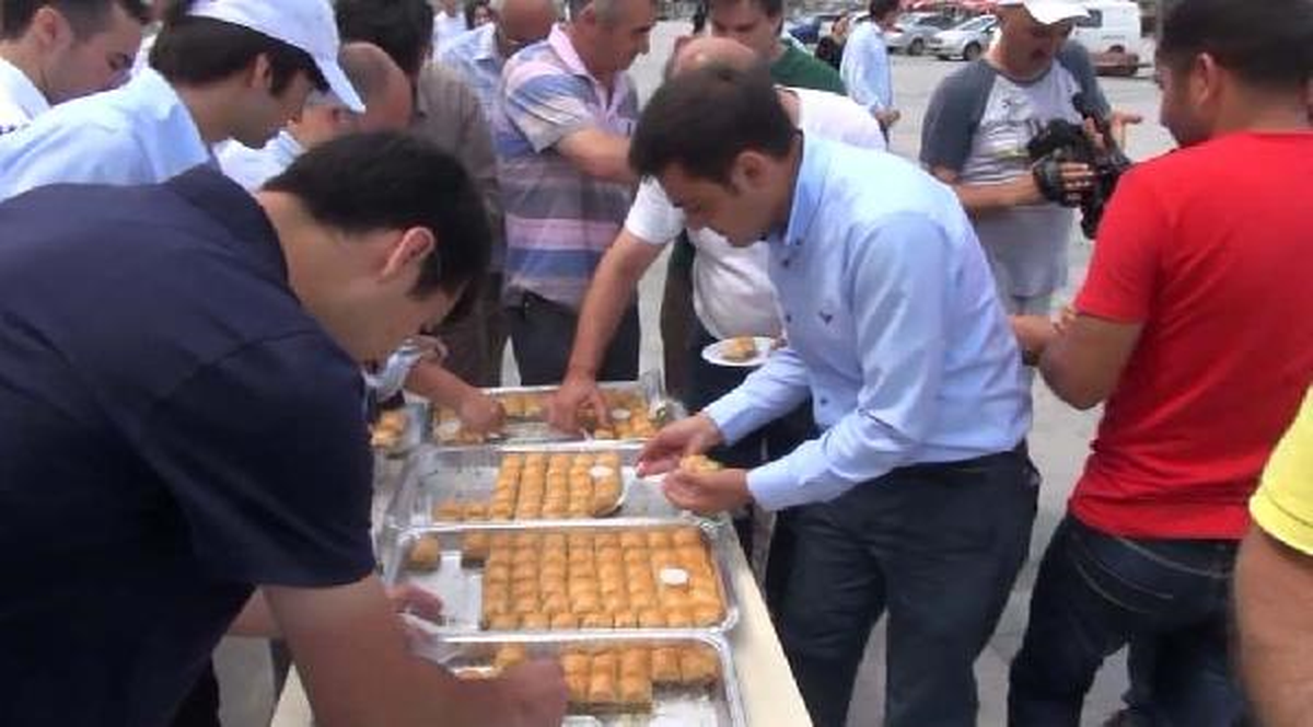 Adliye Önünde Bekleyenlere Baklava Getirildi