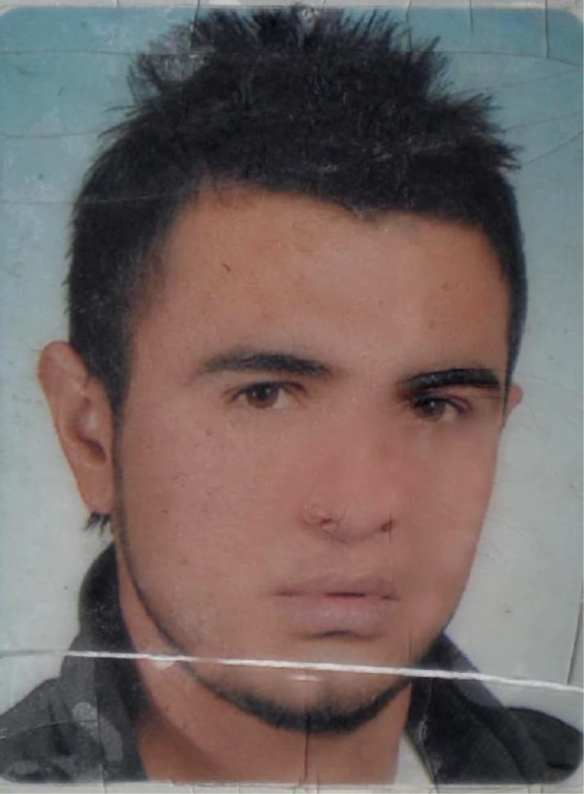 Adana\'da Ağaca Çarpan Kamyonet Hurdaya Döndü: 1 Ölü, 2 Ağır Yaralı
