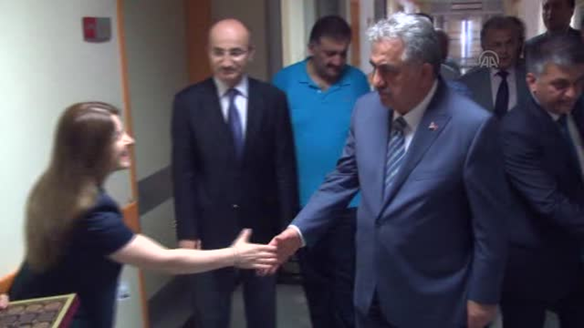 Bakan Hayati Yazıcı, İtfaiye Aracının Merdivenine Çıktı