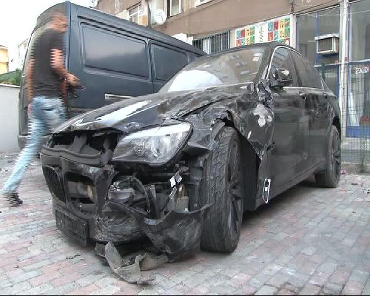 Ataşehir\'de Bariyere Giren Araçta Feci Şekilde Can Verdi