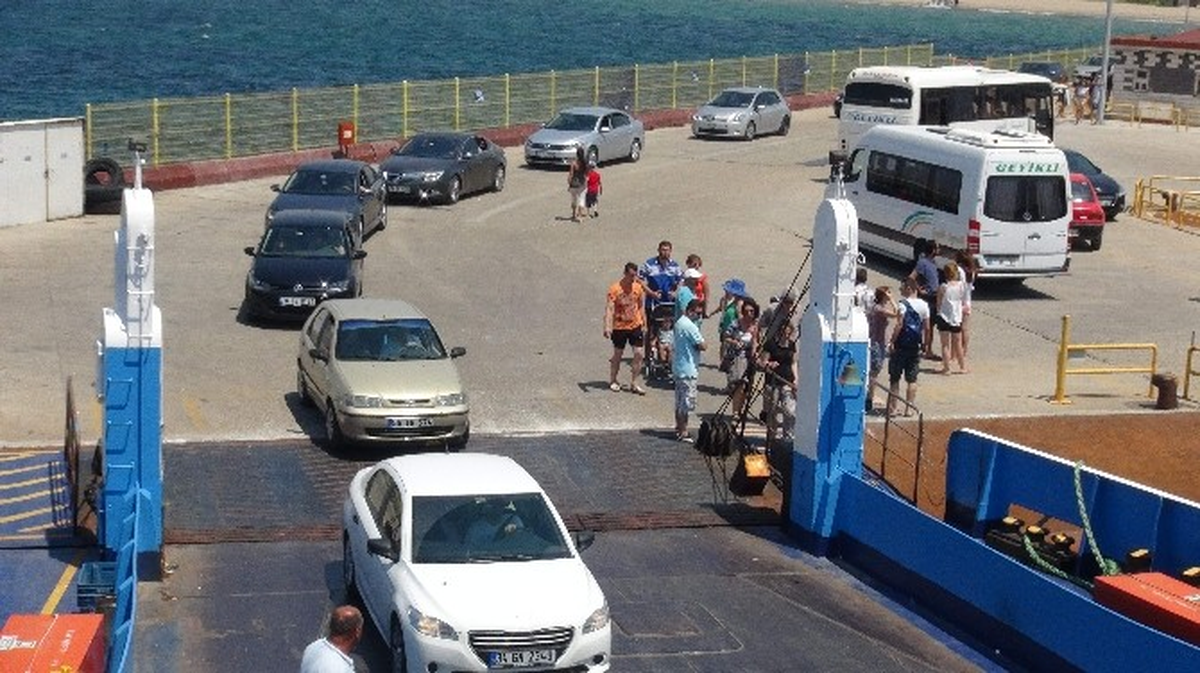 Bozcaada\'da Feribot Kuyruğu