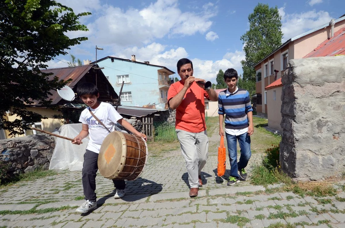 Davulcular, "Bahşiş" İçin Çaldı