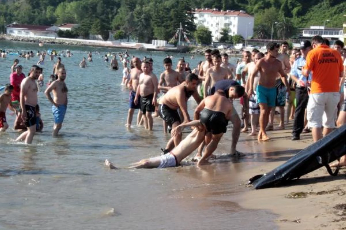 Cesedin Yanında Güneşlendiler, Yemek Yediler