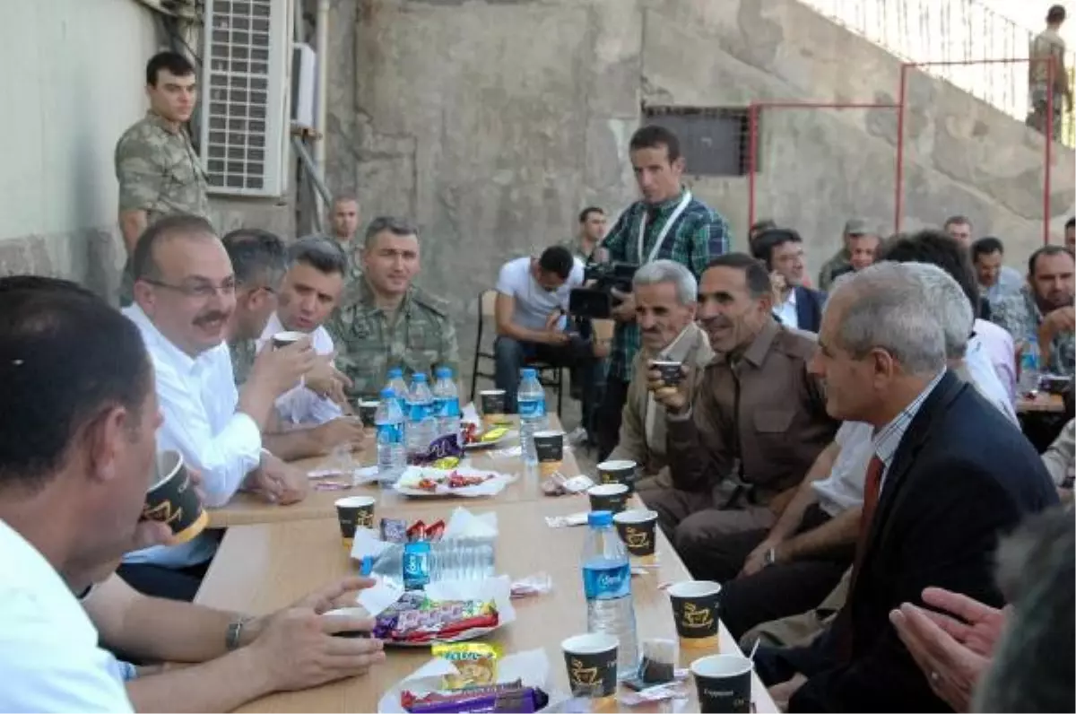 Hakkari Derecik\'te Köylüler Askerlerle Bayramlaştı