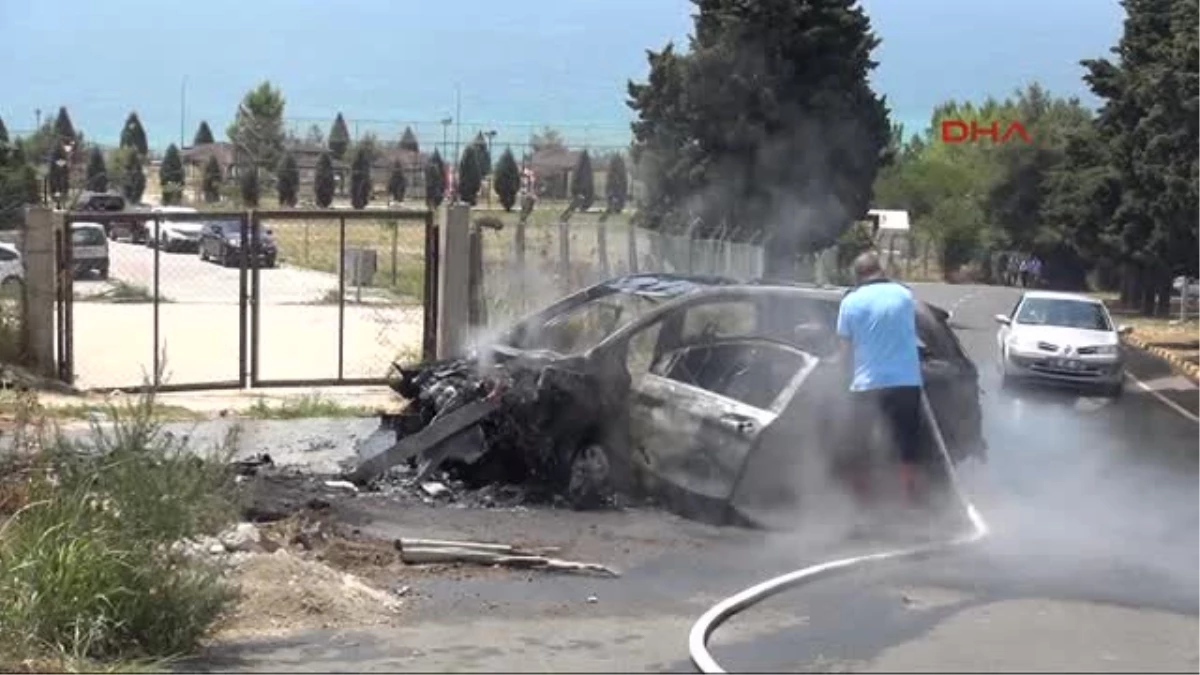 Duvara Çarpan Otomobil Yandı, 2 Kişi Yaralandı