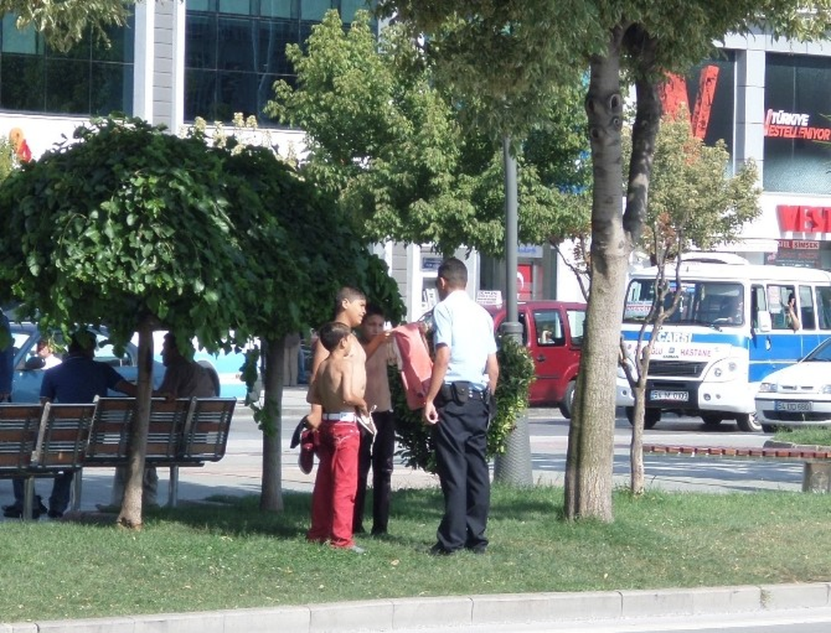 Adapazarı\'nda Havuza Giren Çocuklara Polis Engeli