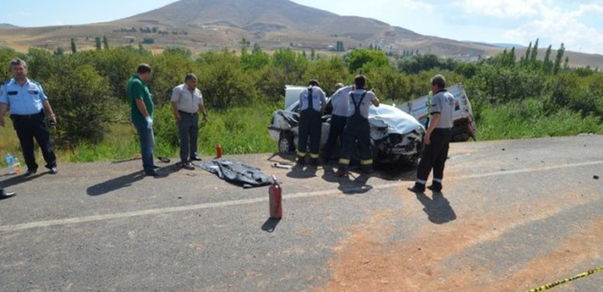 Kamyonet Şarampole Devrildi: 1 Ölü, 10 Yaralı