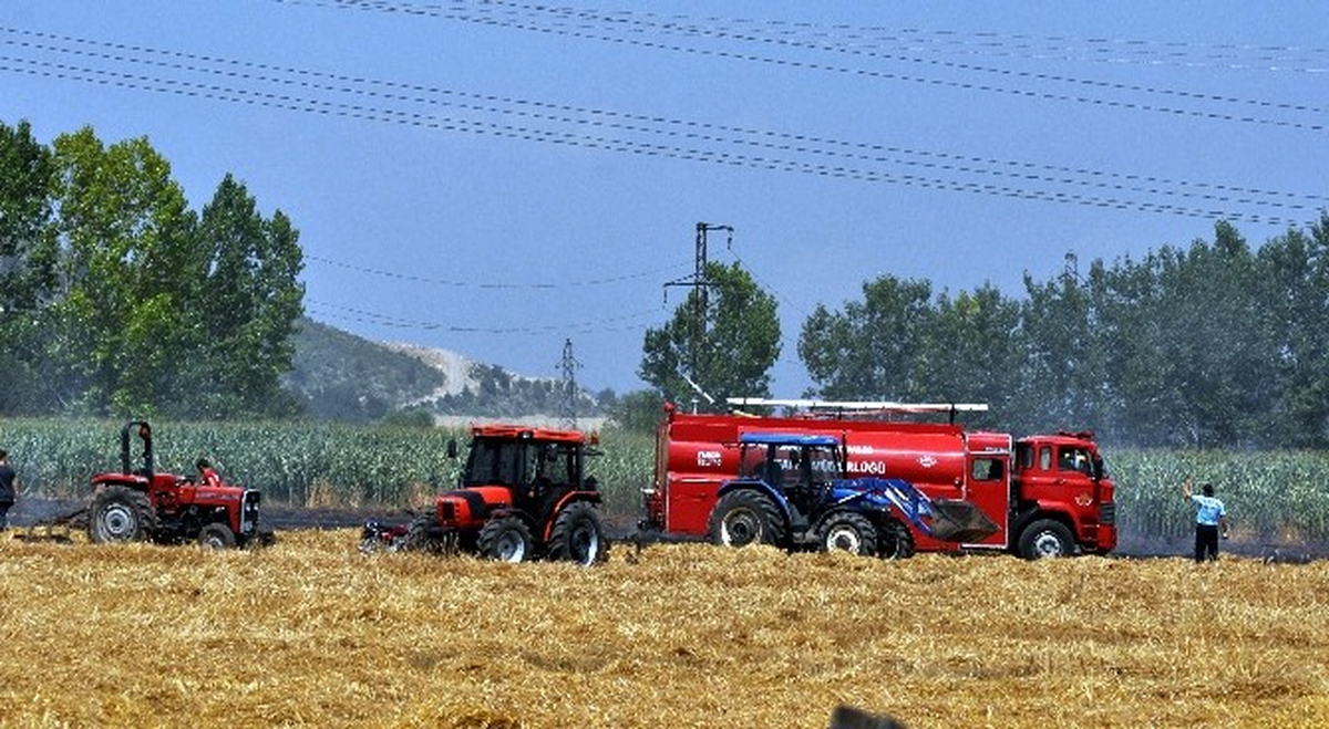 Köy Muhtarının Tarlasındaki Yangın Korkuttu