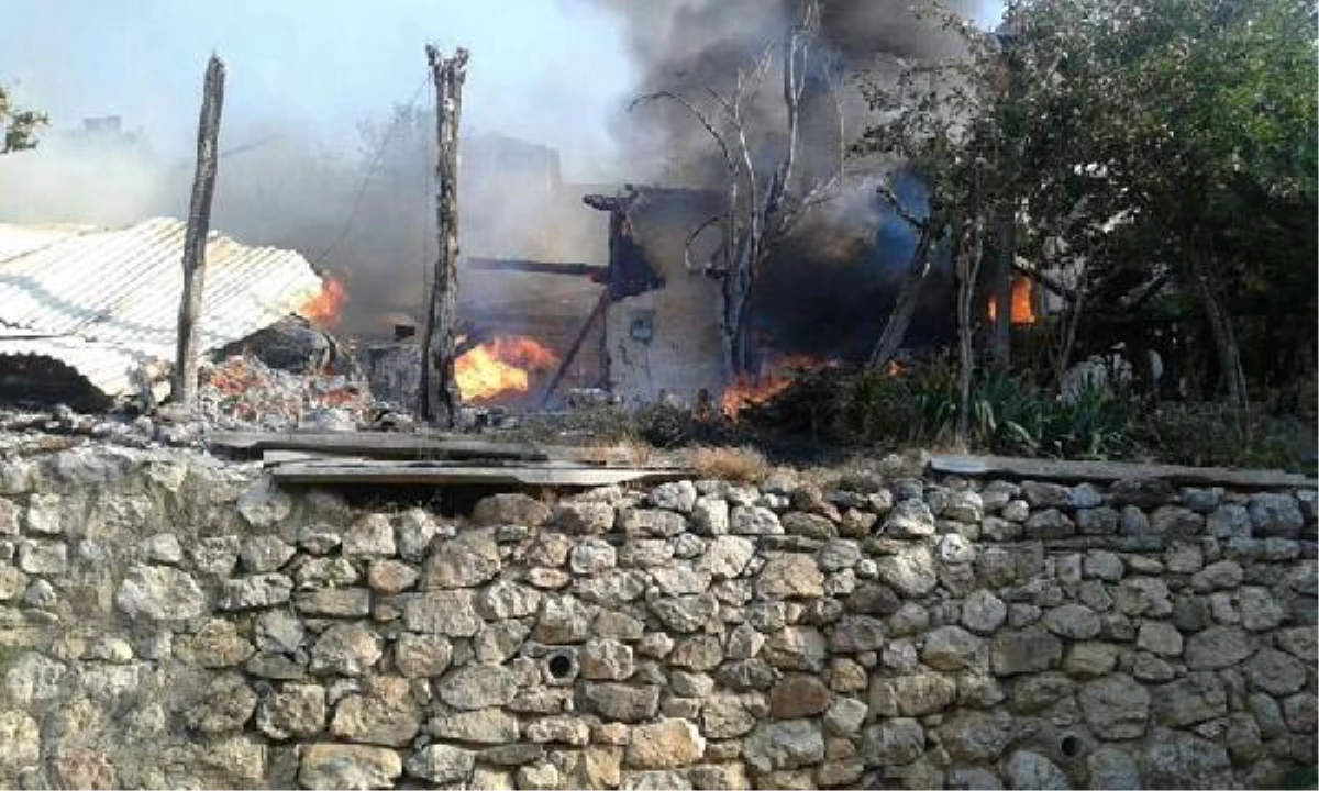 Köyde Yangın: 2 Ölü