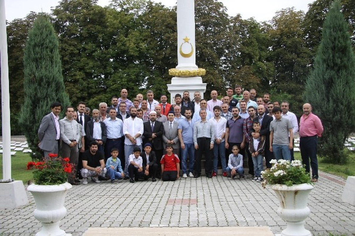 Macaristan\'daki Türkler Bayramda Şehitleri Unutmadı