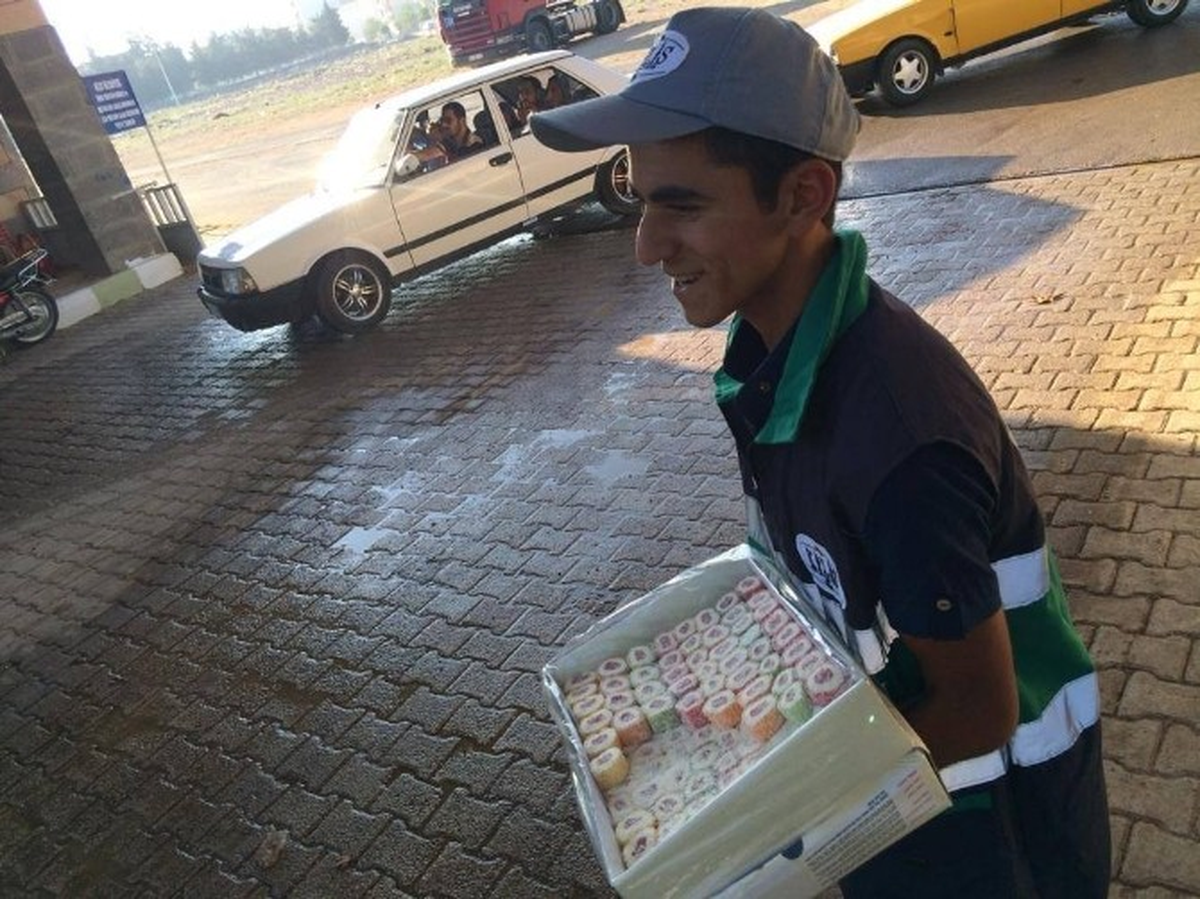 Mezarlığa Gelenlere Lokum İkram Ediliyor
