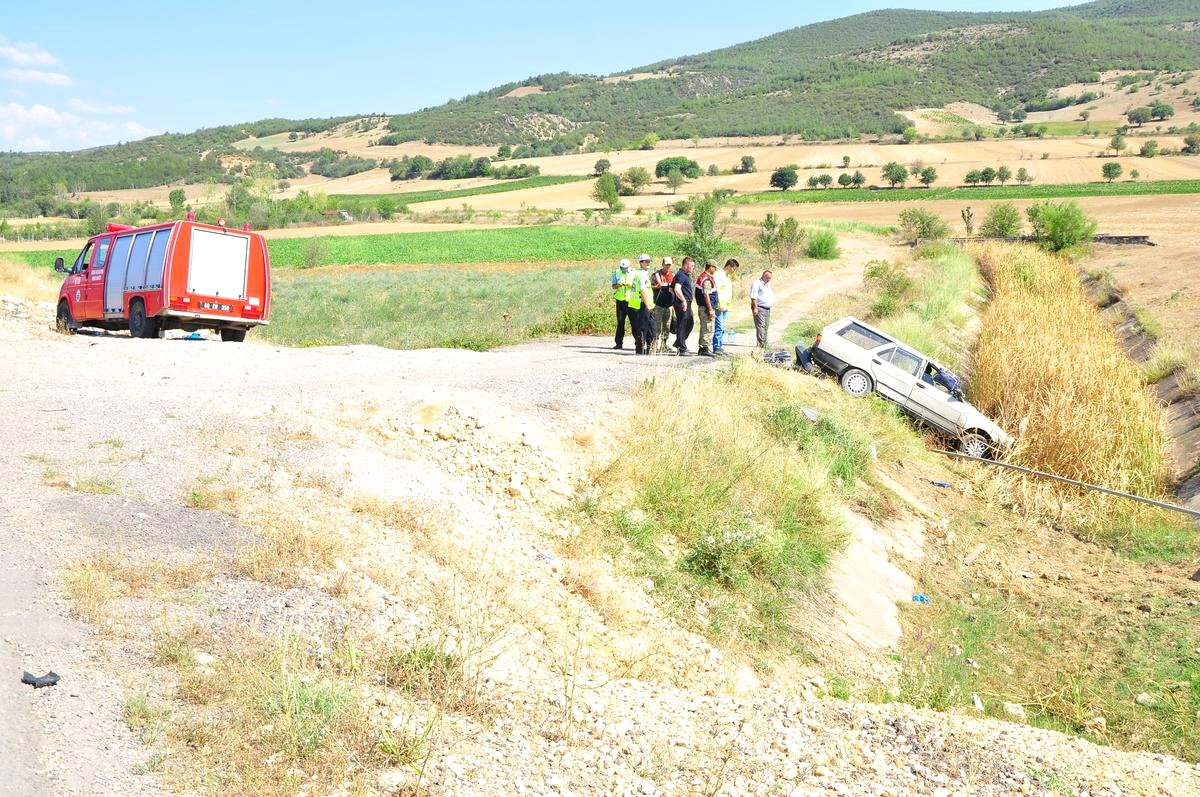 Otomobil Sulama Kanalına Düştü: 4 Yaralı