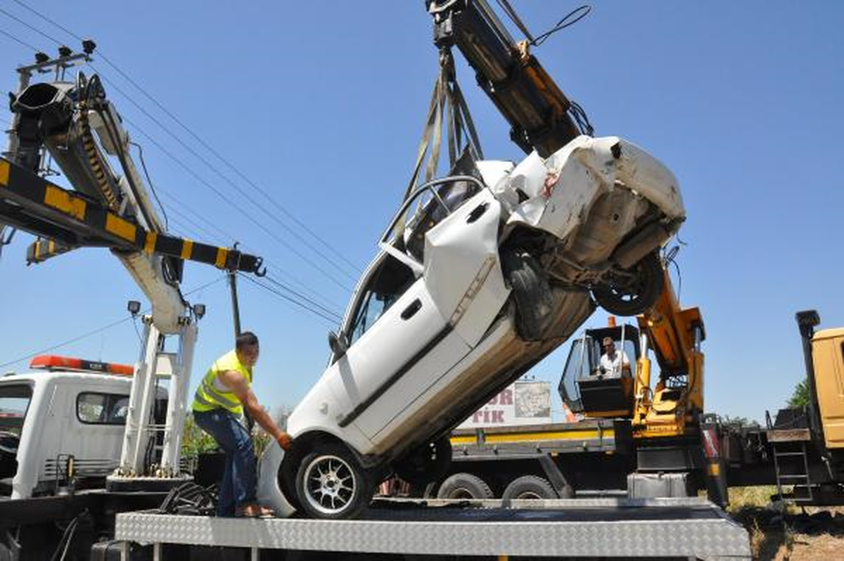 Otomobil Sulama Kanalına Uçtu: 2 Yaralı
