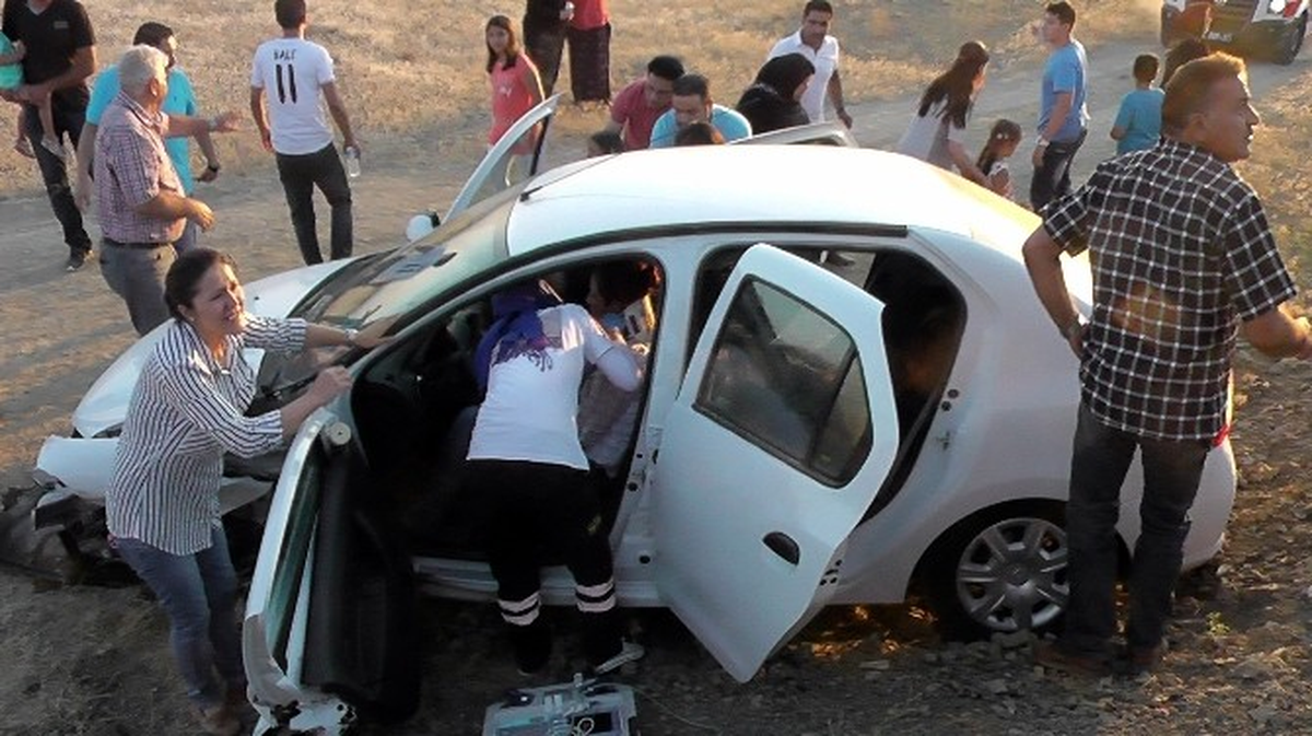 Konya\'da Otomobilde Sıkışan Sürücüyü İtfaiye Kurtardı