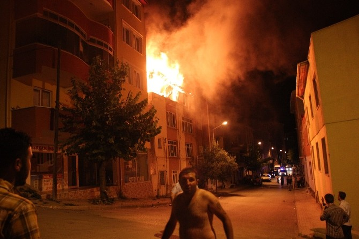 Ramazan Bayramının İlk Günü, Bilecik\'te Meydana Gelen Ev Yangınında, 4 Katlı Apartmanın Son Katı...