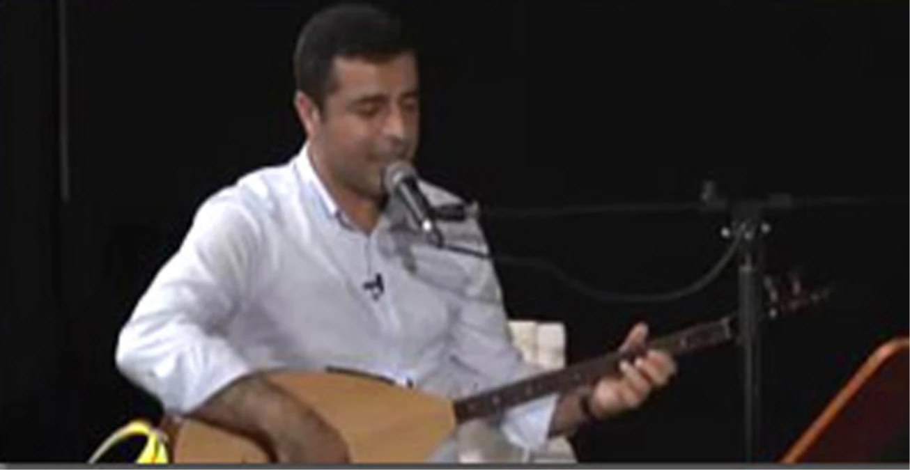 Selahattin Demirtaş, İMC TV\'de Bağlama Çalıp Türkü Söyledi