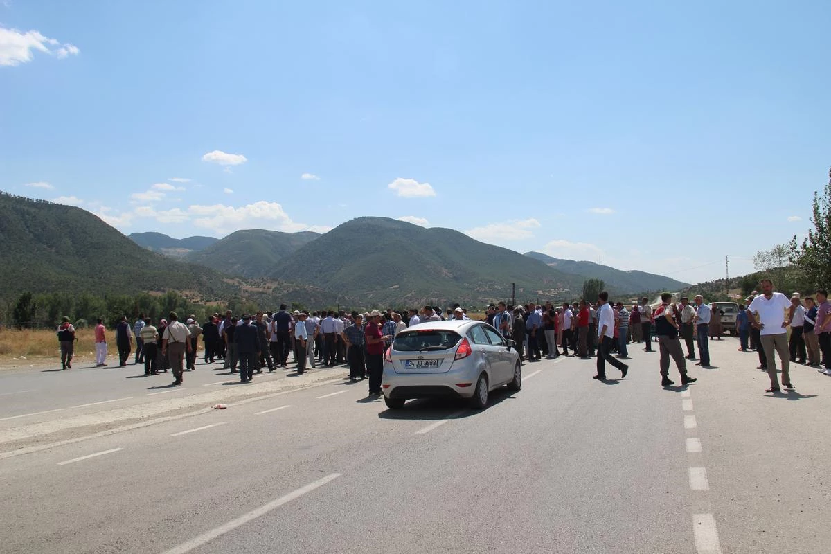 Trafik Kazasının Ardından D-100 Karayolunu Trafiğe Kapattılar