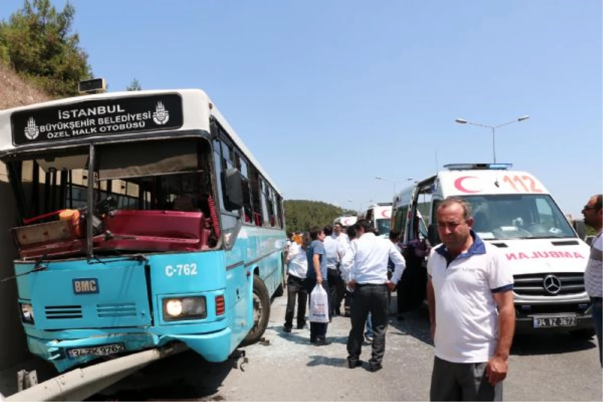 Ümraniye\'de Özel Halk Otobüsü Kaza Yaptı