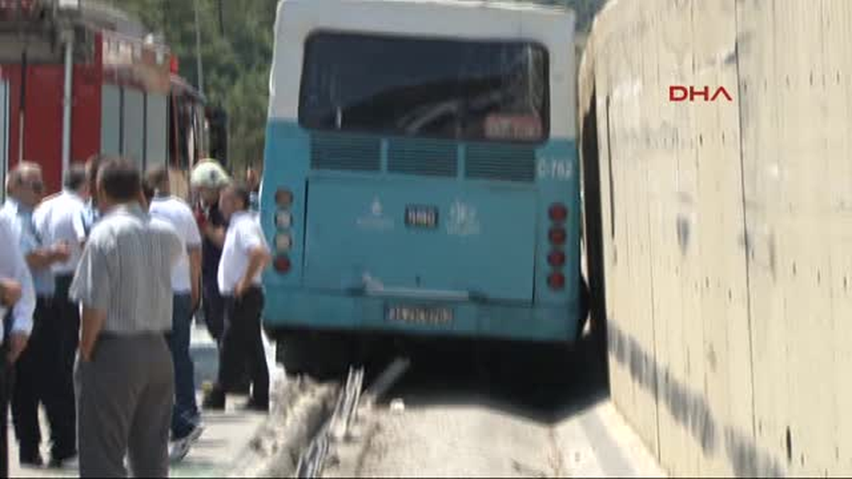 Ümraniye\'de Özel Halk Otobüsü Kaza Yaptı Ümraniye\'de Özel Halk Otobüsü Kaza Yaptı.