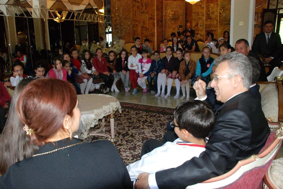 Vali Taşkesen, Çocukları Konutunda Ağırladı