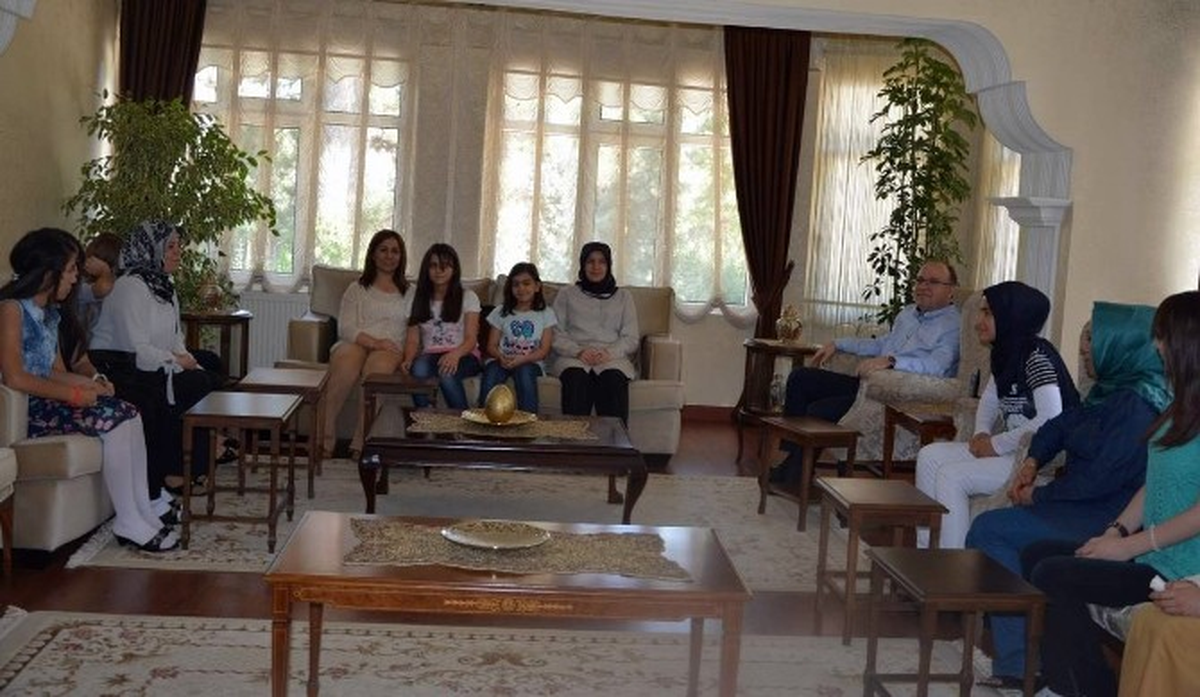 Siirt Valisi Tutulmaz, Çocukları Konutunda Ağırladı