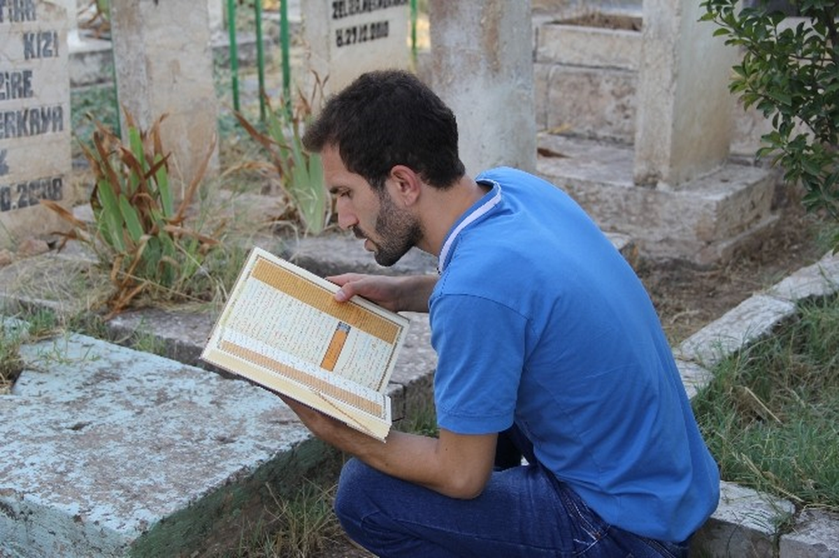 Vatandaşlar Bayramda Mezarlıklara Akın Etti