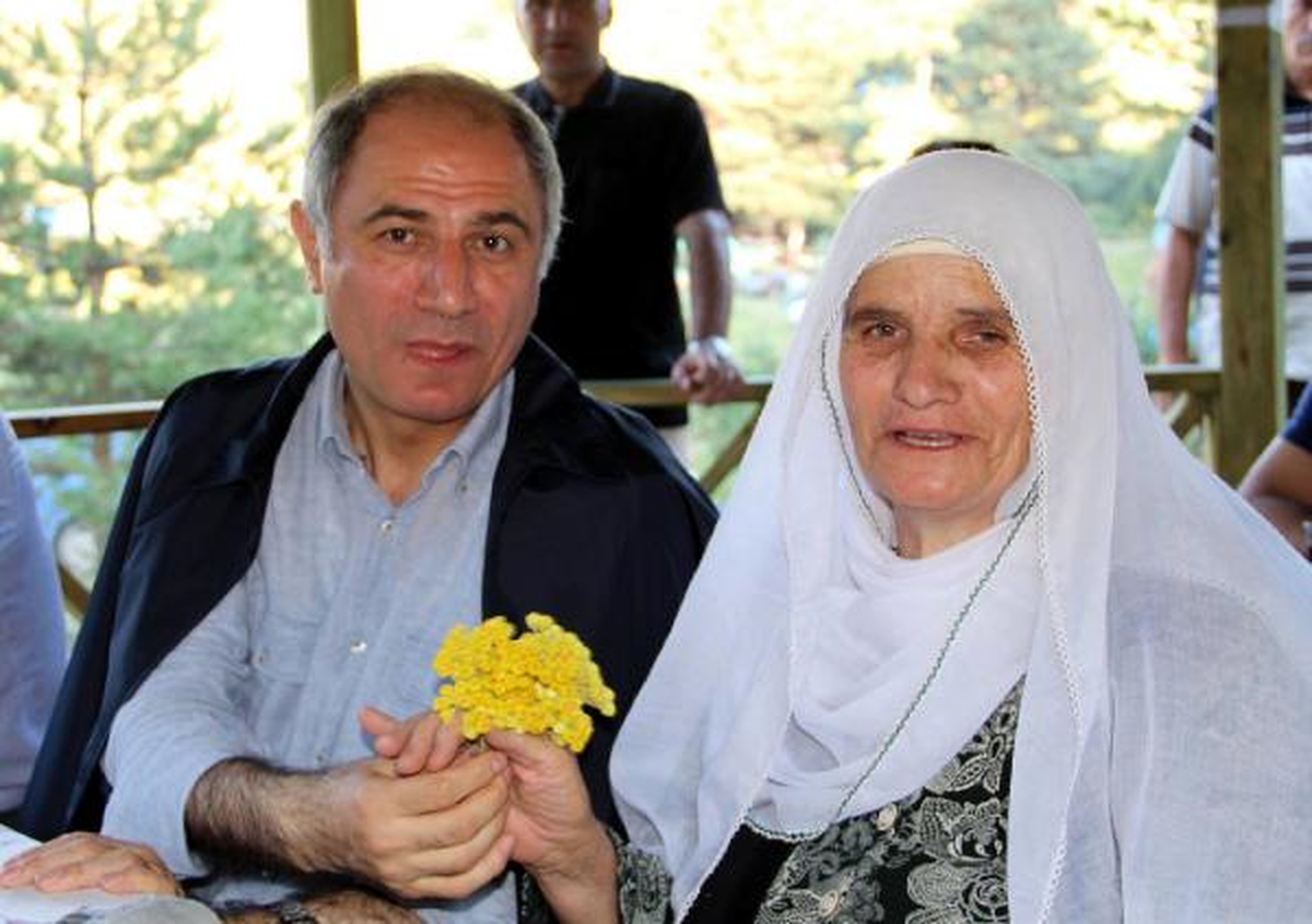 Bakan Ala Annesi İçin Çiçek Topladı