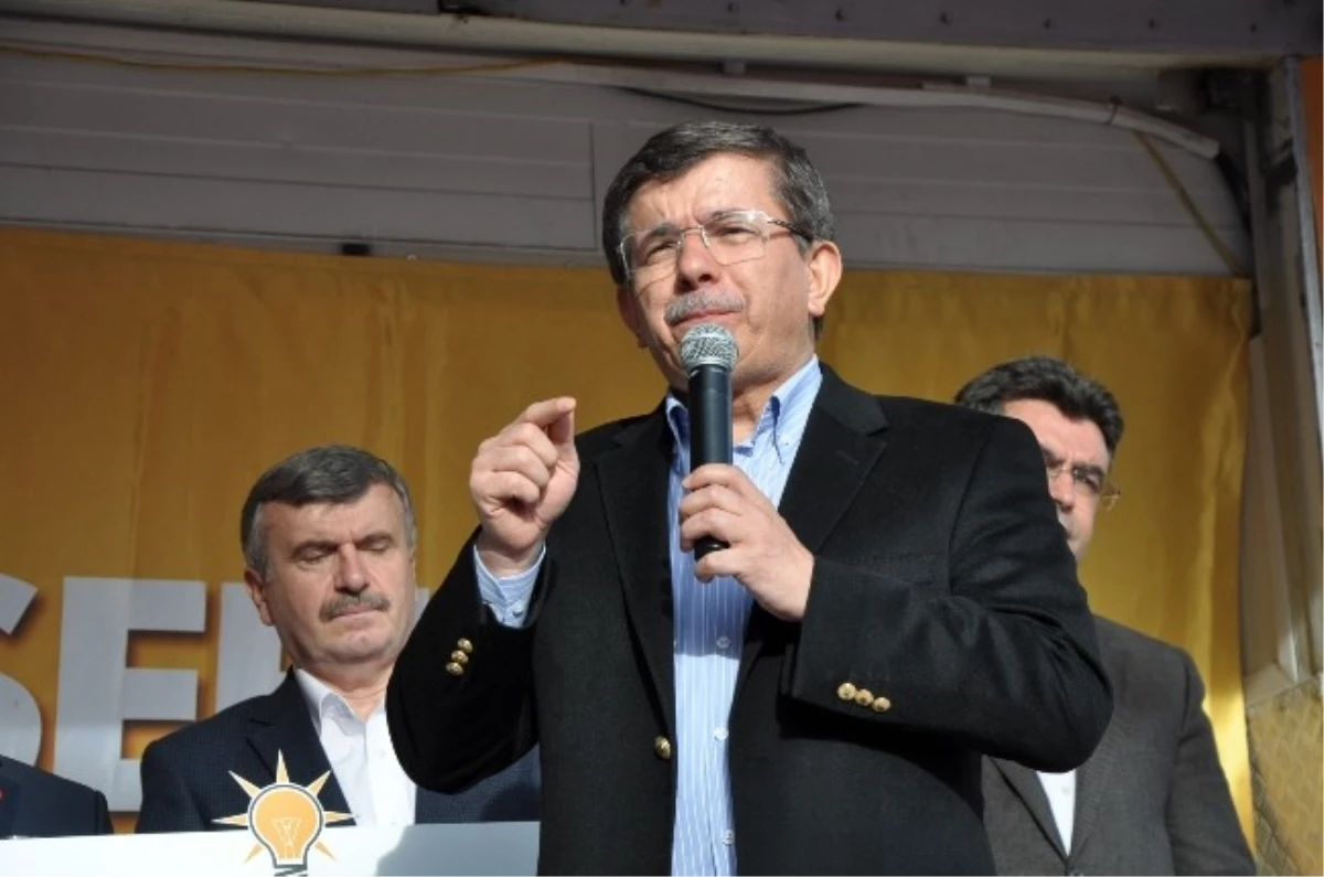 Bakan Davutoğlu, Akşehir\'de Partililerle Bayramlaştı
