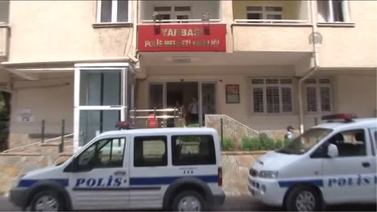 Bayramda sokakta kalan anne ve oğluna polis sahip çıktı -
