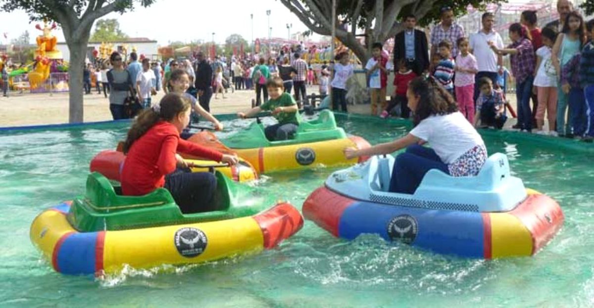 Çocuklar Lunaparkta "Bayram" Yaptı