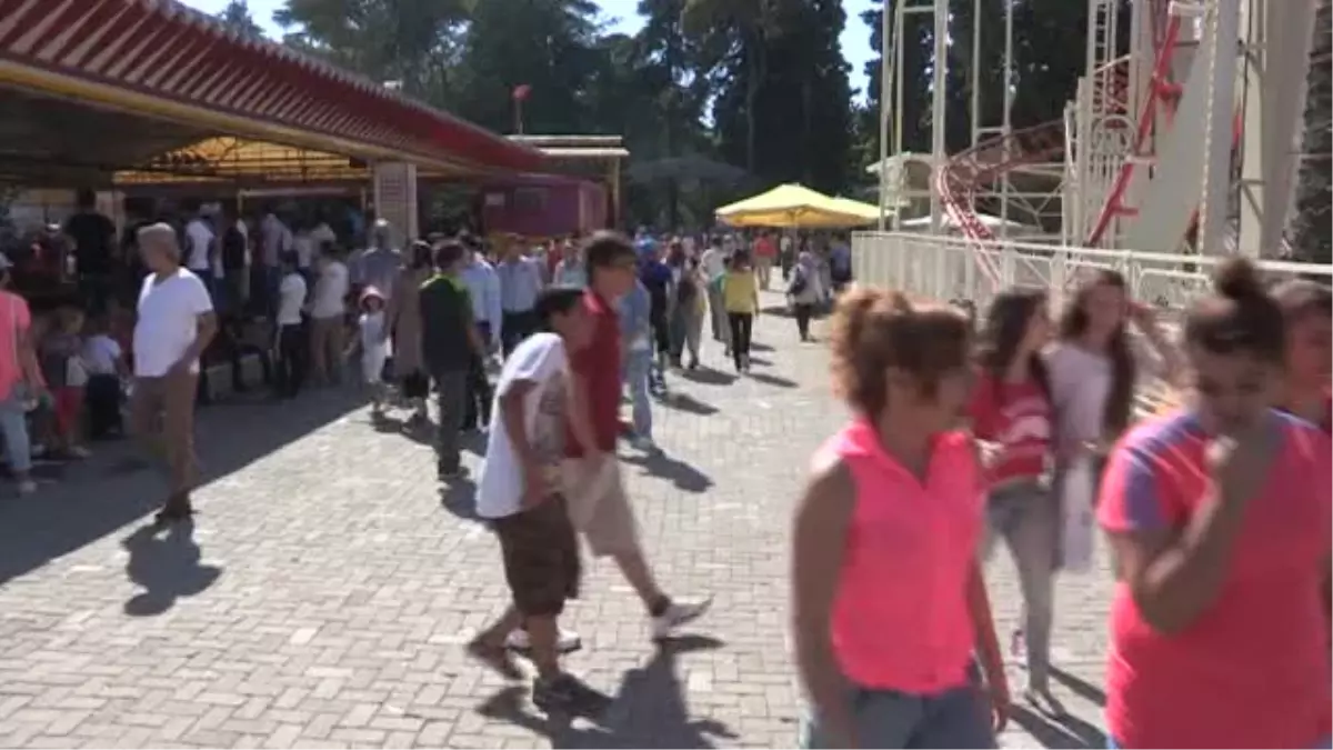 Çocuklar lunaparkta "bayram" yaptı -