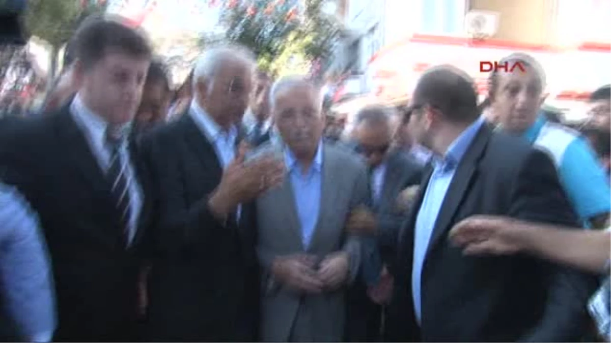 Ekmeleddin İhsanoğlu Bağcılar\'da Vatandaşlarla Bayramlaştı