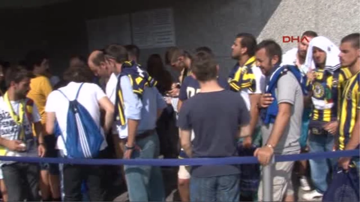 Fenerbahçeli Futbolcular Yeni Sezon Formalarını Mzaladı