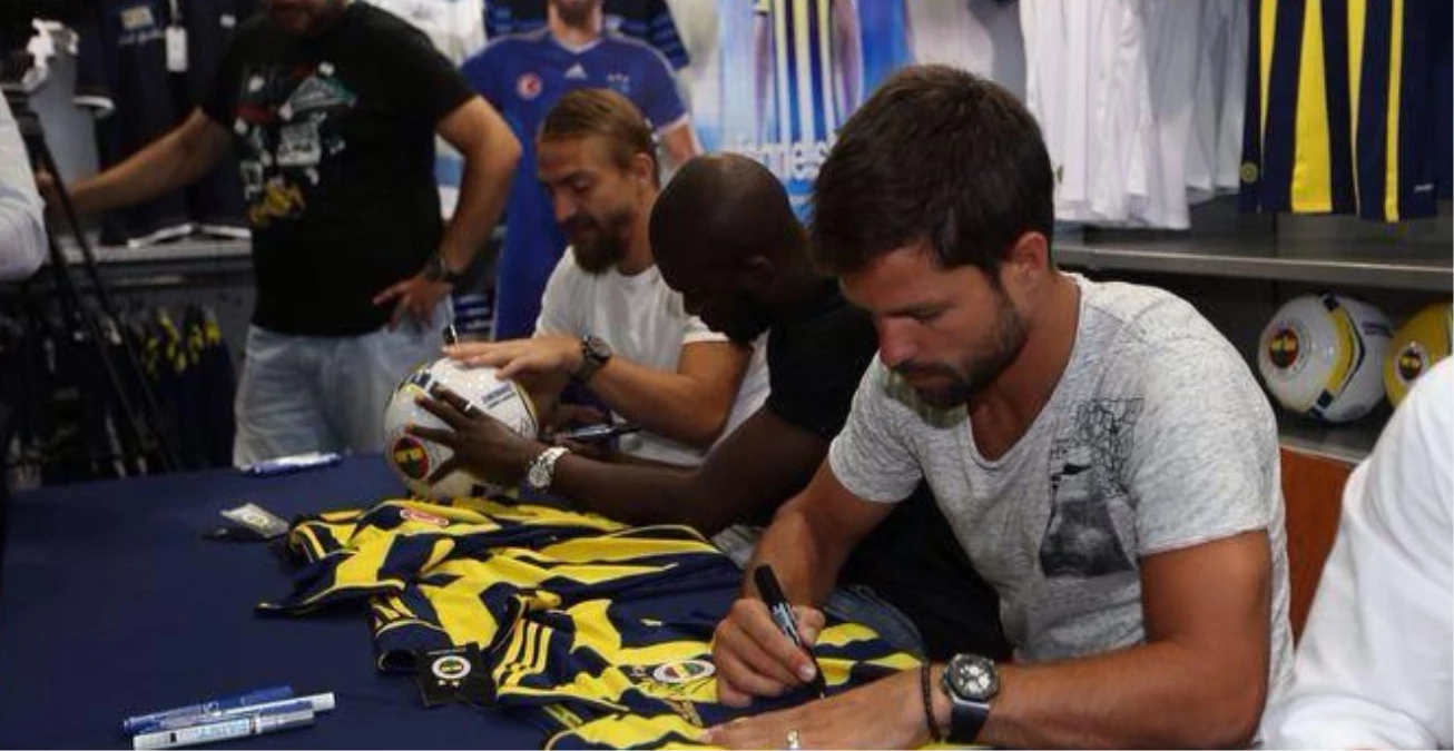 Fenerbahçeli Futbolcular Yeni Sezon Formalarını İmzaladı