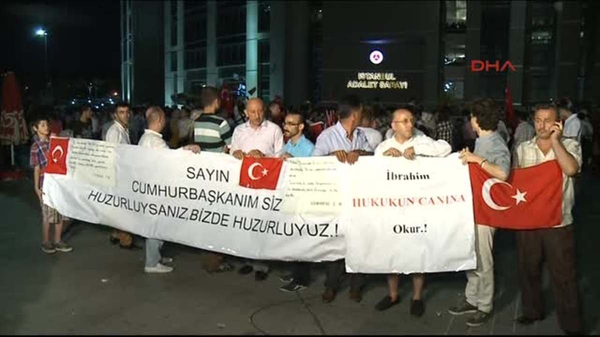 Kararın Açıklanmasını Adliye Önünde Böyle Beklediler