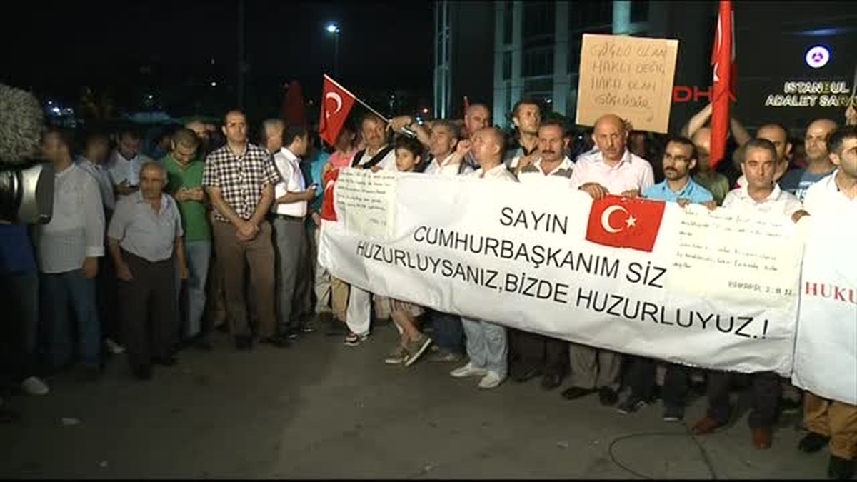 Kararın Açıklanmasını Adliye Önünde Böyle Beklediler