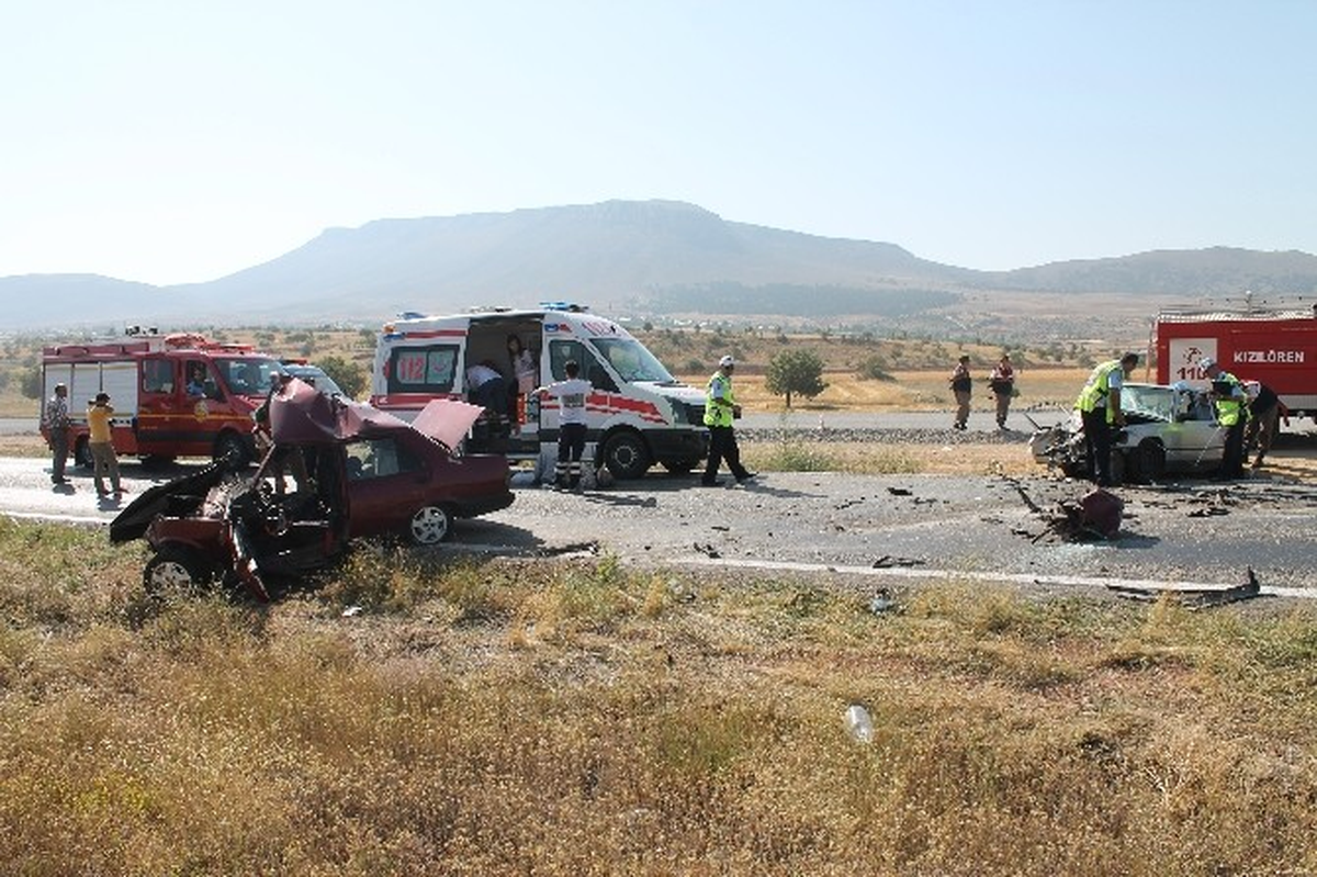 Konya\'da Otomobiller Çarpıştı: 1 Ölü, 3 Yaralı