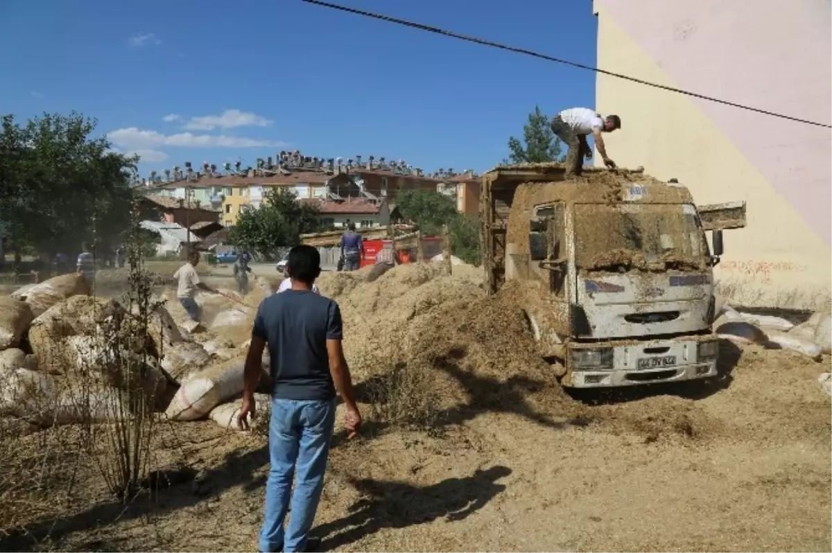 Maytapla Oyun Saman Yüklü Kamyonu Yaktı