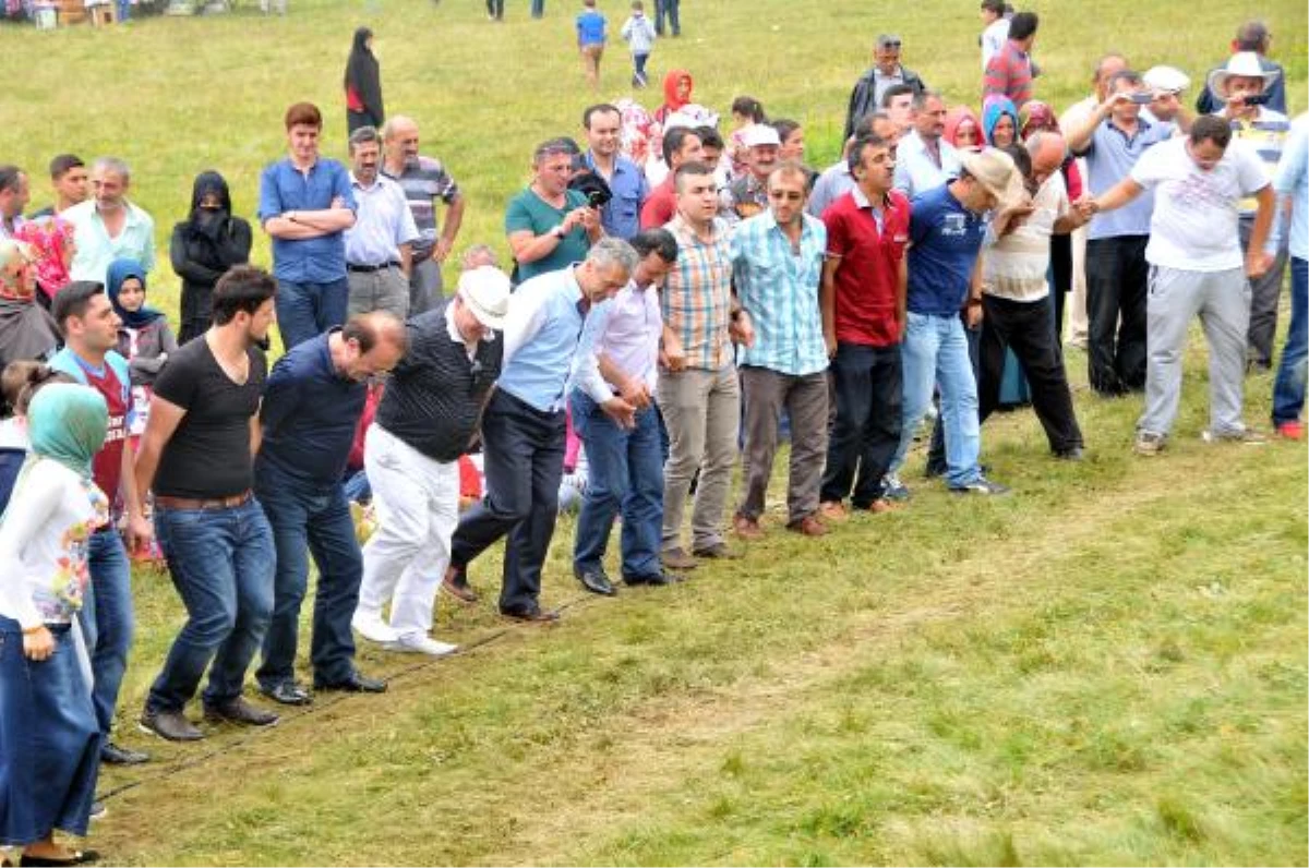 Önce Bayramlaştılar Sonra Eğlendiler