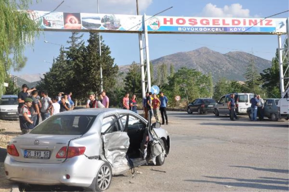 Otomobiller Kavşakta Çarpıştı: 1 Ölü, 9 Yaralı