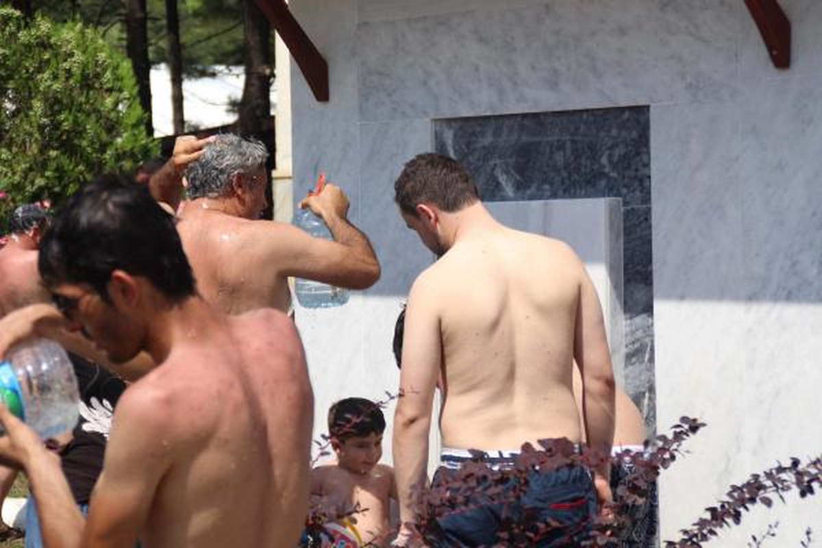 Plajlar Dolunca Dereye Girdiler