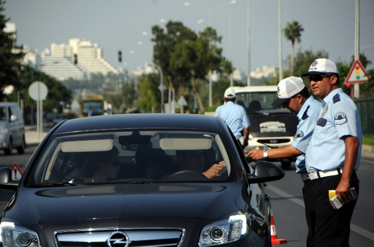 Polislerden Ceza Yerine Hediye