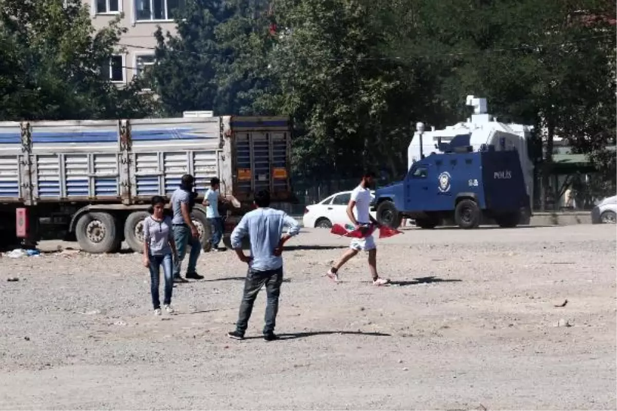 Sancaktepe\'de İki Grup Arasındaki Kavgaya Polis Müdahale Etti. Kiremitler Havada Uçuştu