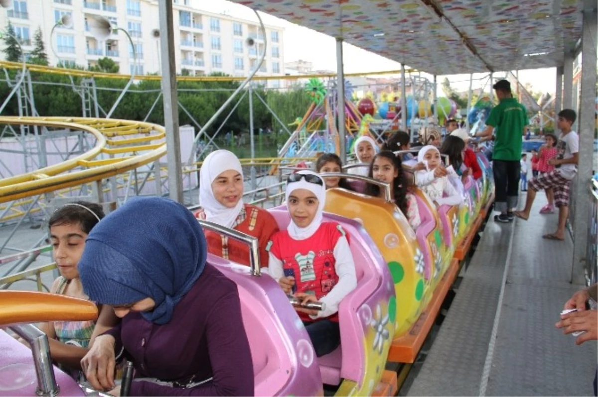 Savaşın Masum Çocukları Esenyurt\'ta Bayram Sevincini Yaşadı