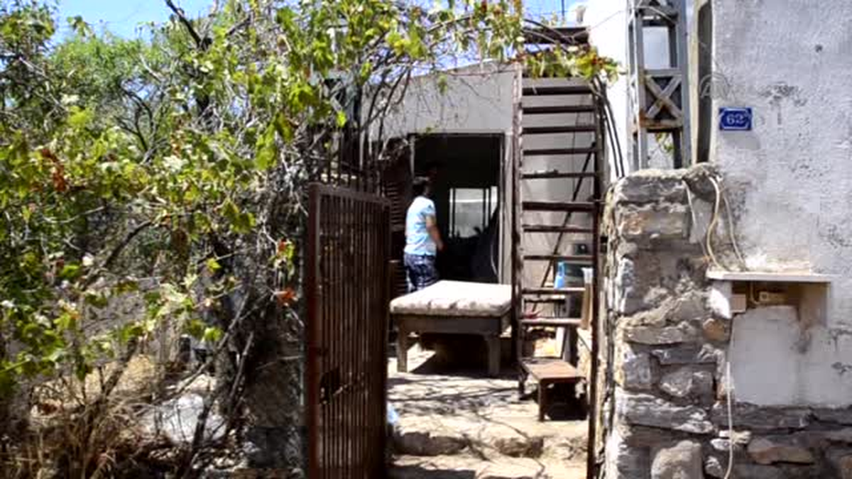 Villalar arasındaki çöp evde yaşam mücadelesi -