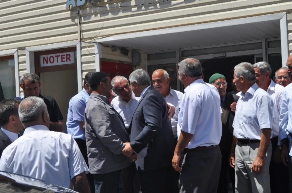 AK Parti Bitlis Milletvekili Vedat Demiröz Adilcevaz\'da Vatandaşlarla Bayramlaştı