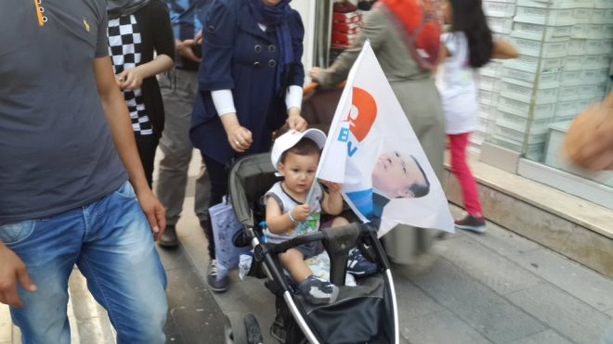 Ak Partili Gençler Düzce Sokaklarında Poster ve Bayrak Dağıttı